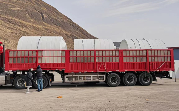 敦煌塑料桶装车完毕准备运输中