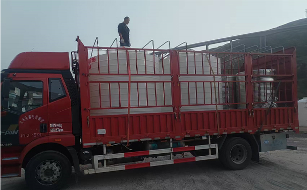 敦煌立式运输桶安排发货现场